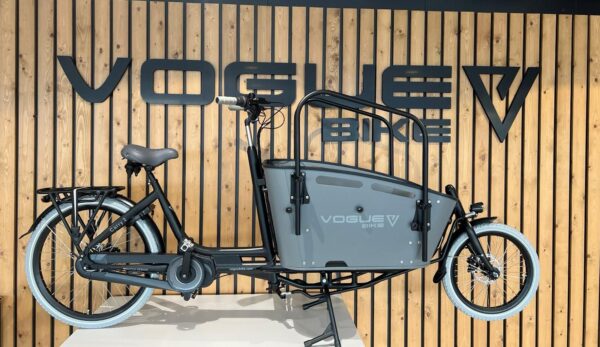 Vogue-Carry-2-2024-Elektrische-Bakfiets-8-Speed-Matt-Black-Grey.VOgue logo