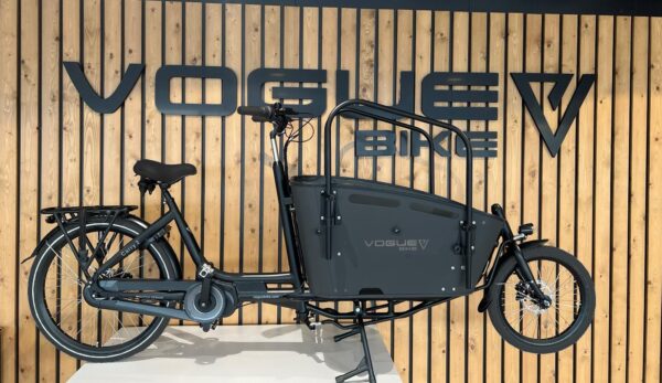 Vogue Carry 2 Bakfiets met middenmotor Ananda M81 bakfiets met 4 zitjes 4 gordels Matzwart 2024 Display Vogue logo